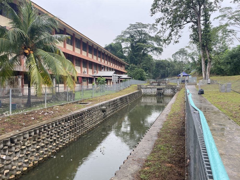 已签发 柔：封面副文： 新山23水灾热点防灾完成85%！ 新山市政厅：3大措施持续治水