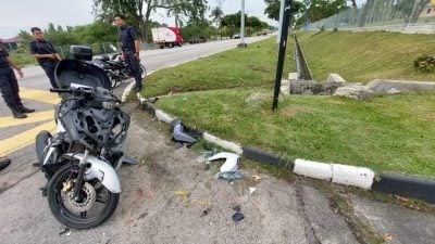 摩托骑士闪避不及   撞上右转汽车身亡