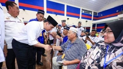 柔佛州政府持续颁发援助　退伍军人及前警员受惠