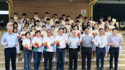 銮中文学奖颁奖 陈治鉴：銮中人用文字探索世界