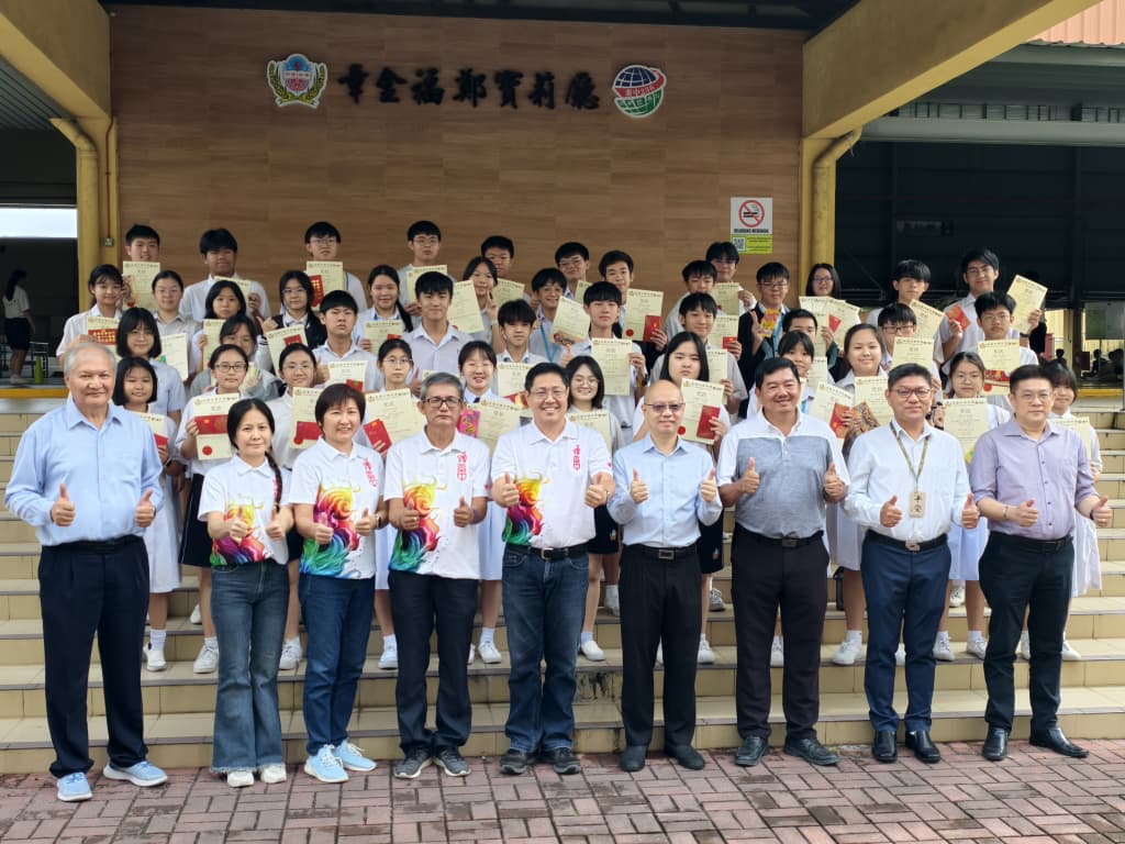 已签发 柔：校园版头：銮中文学奖颁奖 陈治鉴：銮中人用文字探索世界