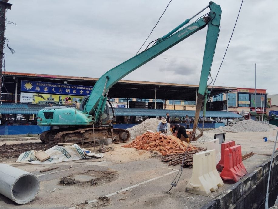 已签发 柔：版头之一：文打烟小贩中心旁停车区 修复工程竣工期展演 明年中旬竣工