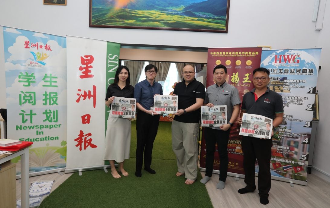 已签发 柔：版头之一：本报活动：藉慈善球赛之力，福王捐赠星洲日报予宽中三校