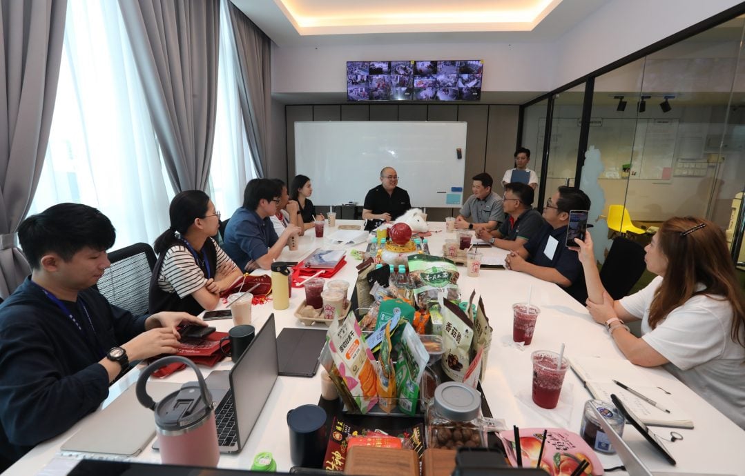 已签发 柔：版头之一：本报活动：藉慈善球赛之力，福王捐赠星洲日报予宽中三校