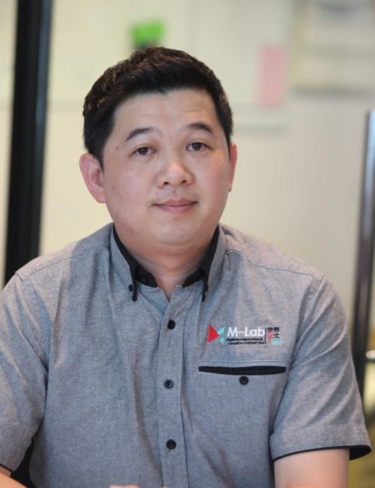 已签发 柔：版头之一：本报活动：藉慈善球赛之力，福王捐赠星洲日报予宽中三校