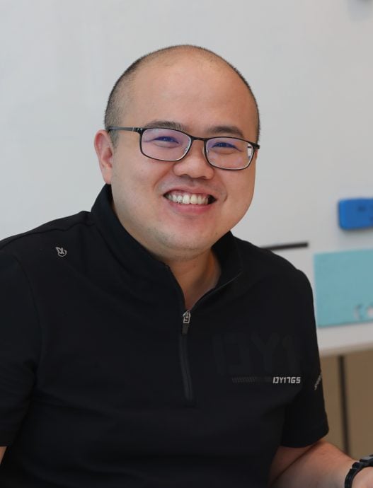 已签发 柔：版头之一：本报活动：藉慈善球赛之力，福王捐赠星洲日报予宽中三校