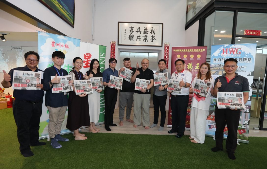 已签发 柔：版头之一：本报活动：藉慈善球赛之力，福王捐赠星洲日报予宽中三校