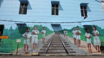 特稿 | 枕着铁轨的上学路 40年代求学路壁画重现