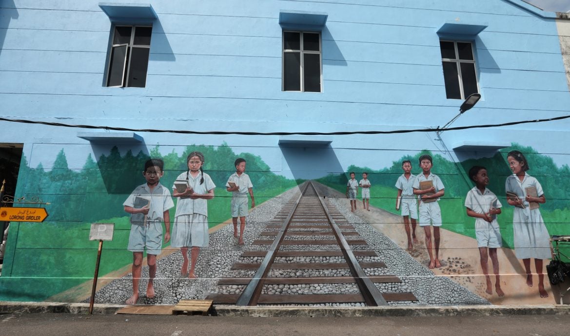 已签发 柔:特稿:枕着铁轨的上学路 40年代求学路壁画重现