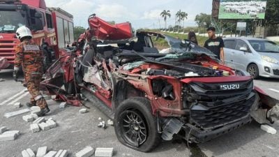 与罗里相撞遭削顶   皮卡车司机亡