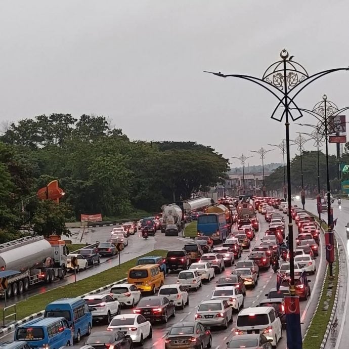 已签发 （先供网）：柔：汽车撞路灯变“折叠”车，士乃交通陷入瘫痪