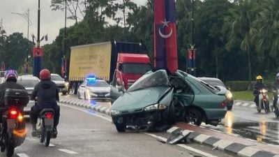 汽车撞路灯变“折叠”车 士乃交通陷入瘫痪