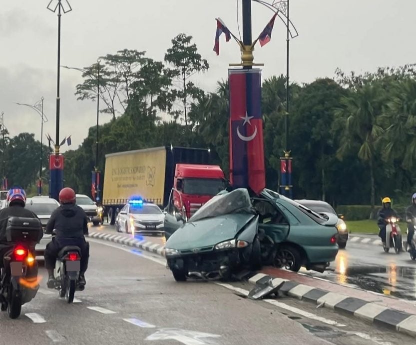 已签发 （先供网）：柔：汽车撞路灯变“折叠”车，士乃交通陷入瘫痪