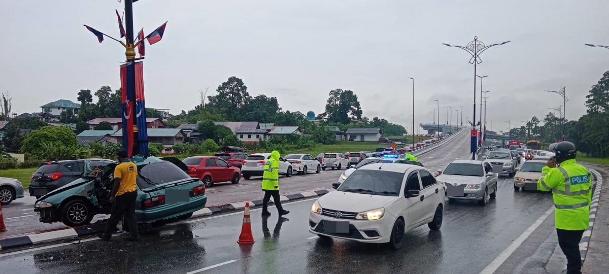 已签发 （先供网）：柔：汽车撞路灯变“折叠”车，士乃交通陷入瘫痪