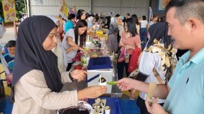 临溪学校义卖会 筹获1.8万活动基金