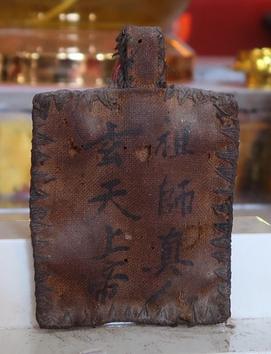 **已签发**柔︰封面:特稿〡下南洋供奉百余年 符袋回原乡安溪族亲争睹