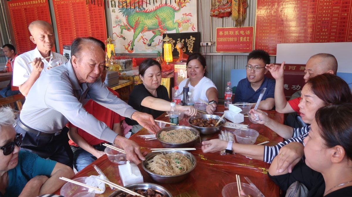 **已签发**柔︰封面:特稿〡下南洋供奉百余年 符袋回原乡安溪族亲争睹