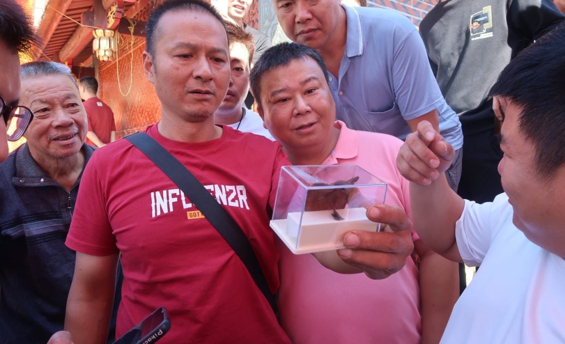 **已签发**柔︰封面:特稿〡下南洋供奉百余年 符袋回原乡安溪族亲争睹