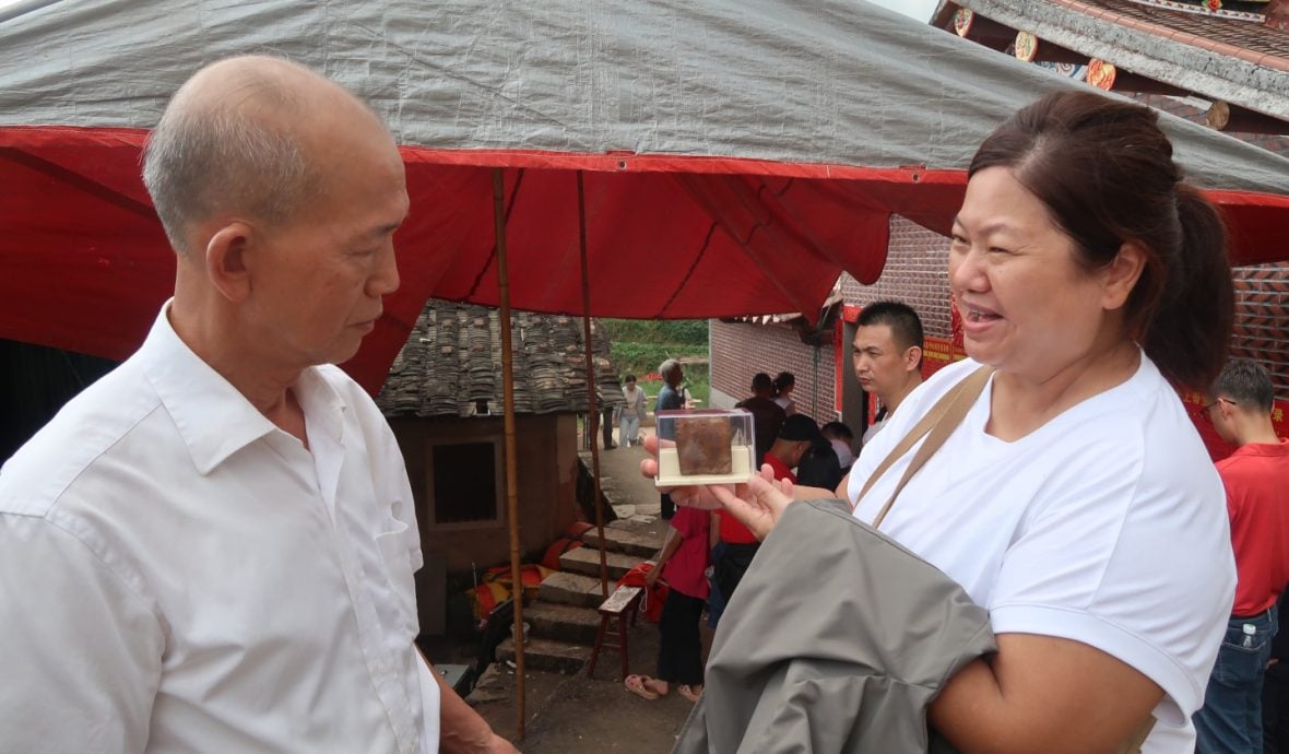 **已签发**柔︰封面:特稿〡下南洋供奉百余年 符袋回原乡安溪族亲争睹