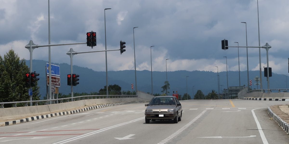 **已签发**柔︰封面：九成居所靠近火车站B门，彼咯村民吁速装验票闸