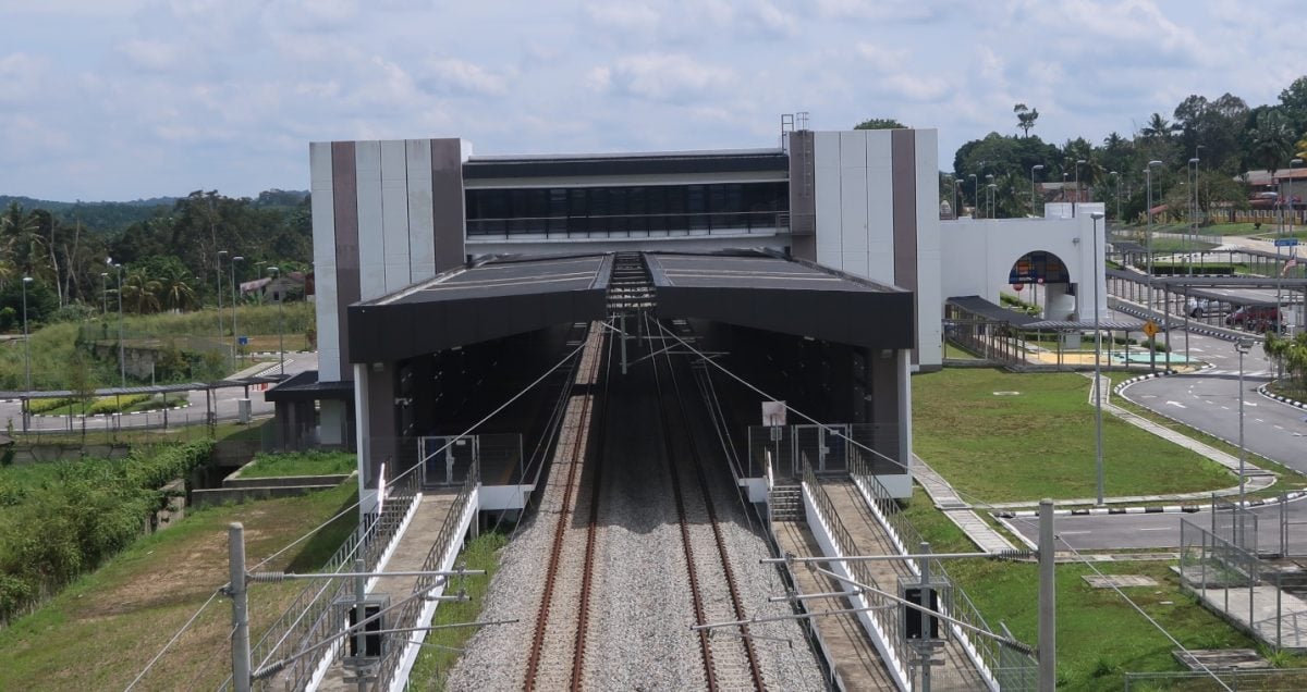**已签发**柔︰封面：九成居所靠近火车站B门，彼咯村民吁速装验票闸