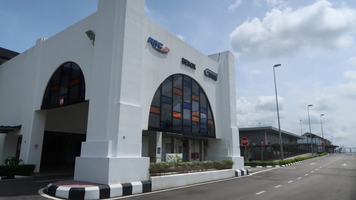 **已签发**柔︰封面：九成居所靠近火车站B门，彼咯村民吁速装验票闸