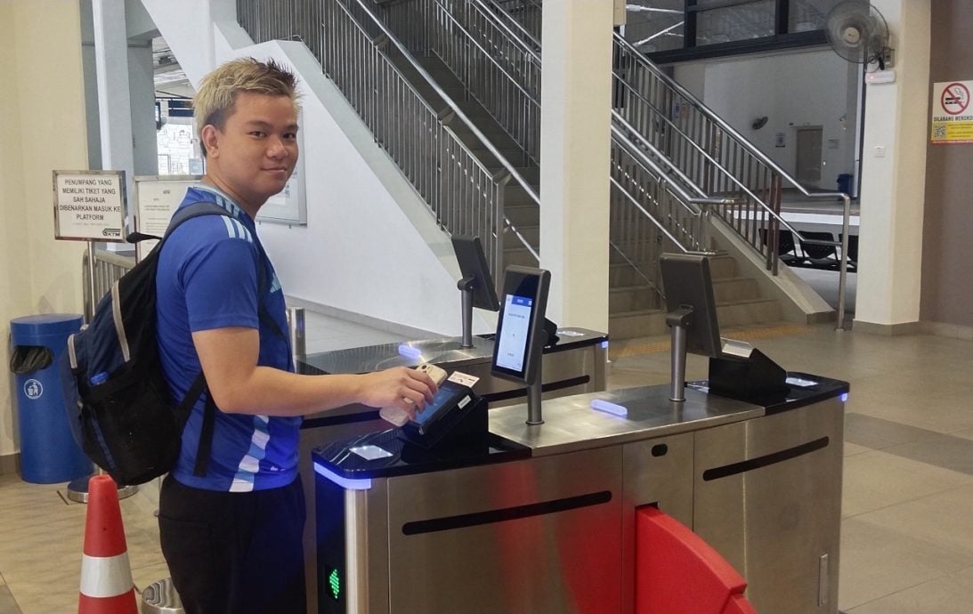 **已签发**柔︰封面：九成居所靠近火车站B门，彼咯村民吁速装验票闸