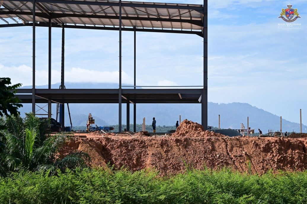 **已签发**柔（取代前文）：第二版头：防洪池决堤水淹致交通中断  古来市会9方案应对