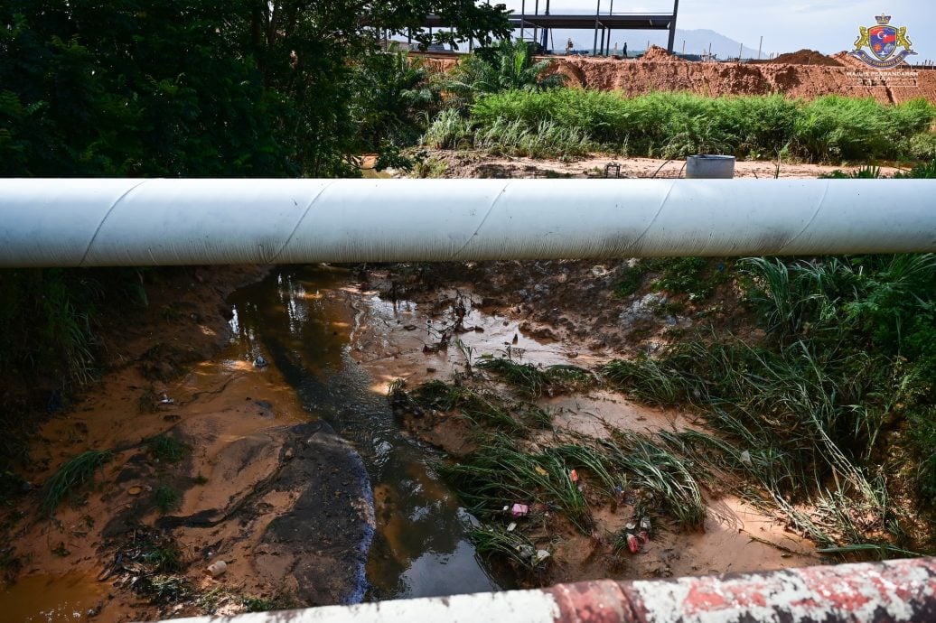 **已签发**柔（取代前文）：第二版头：防洪池决堤水淹致交通中断  古来市会9方案应对