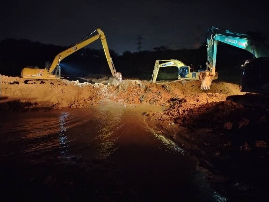 **已签发**柔（取代前文）：第二版头：防洪池决堤水淹致交通中断  古来市会9方案应对