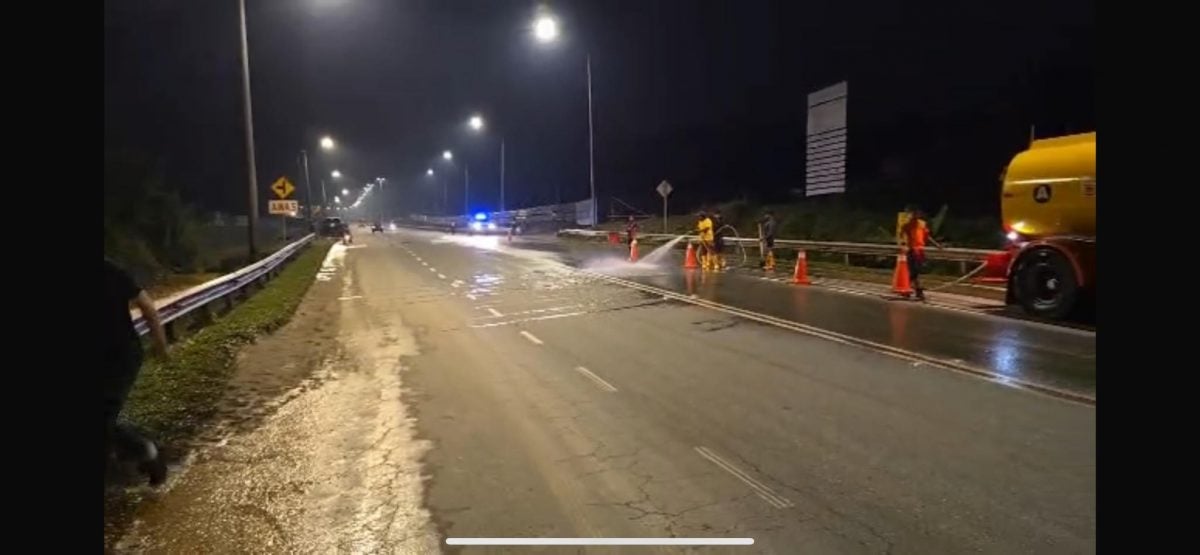 **已签发**柔（取代前文）：第二版头：防洪池决堤水淹致交通中断  古来市会9方案应对