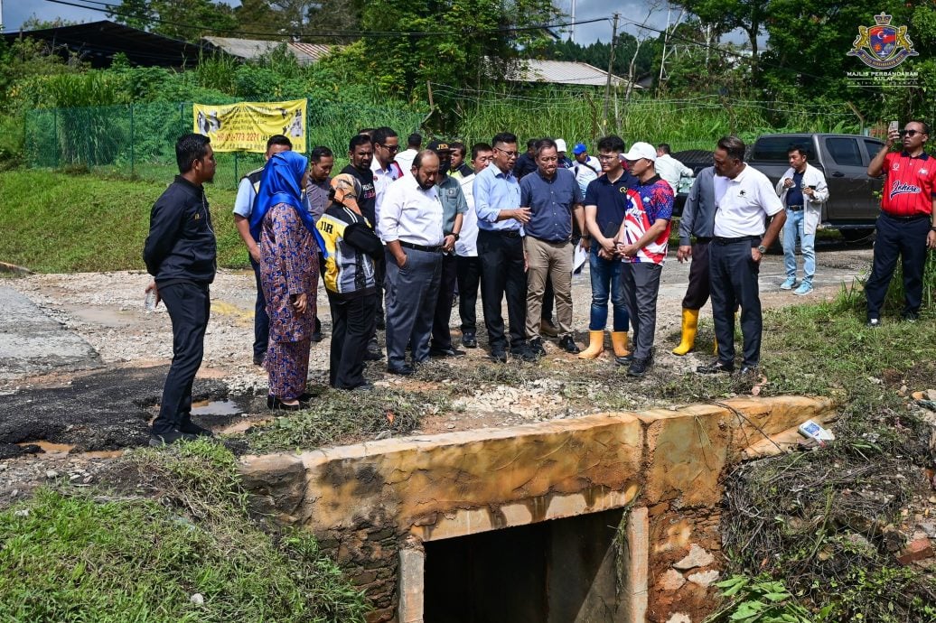 **已签发**柔（取代前文）：第二版头：防洪池决堤水淹致交通中断  古来市会9方案应对