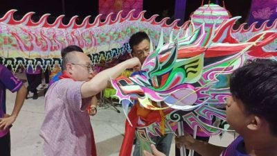 十五楼拿督公舞龙队庆拿督公宝诞  赖君杰为双狮祥龙点晴