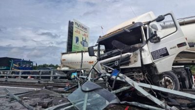 南北大道油槽车汽车相撞 车龙3公里