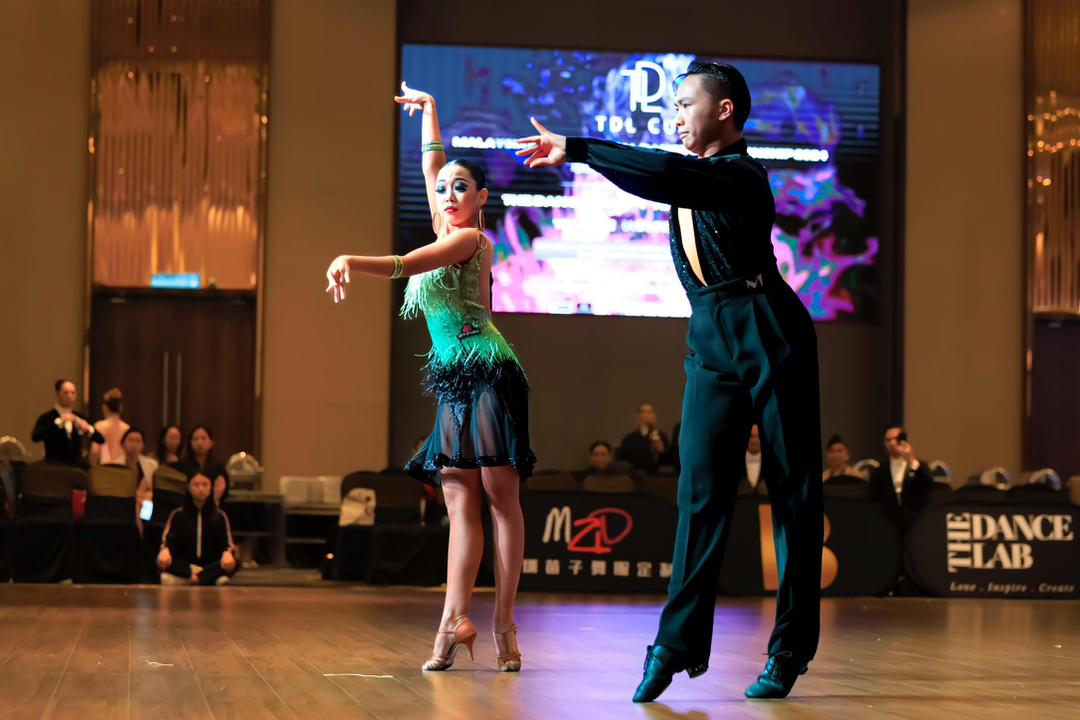 **已签发**柔:封面: 特稿〡北京滑铁卢英格兰称冠 大马双子星征服国标舞界奥斯卡