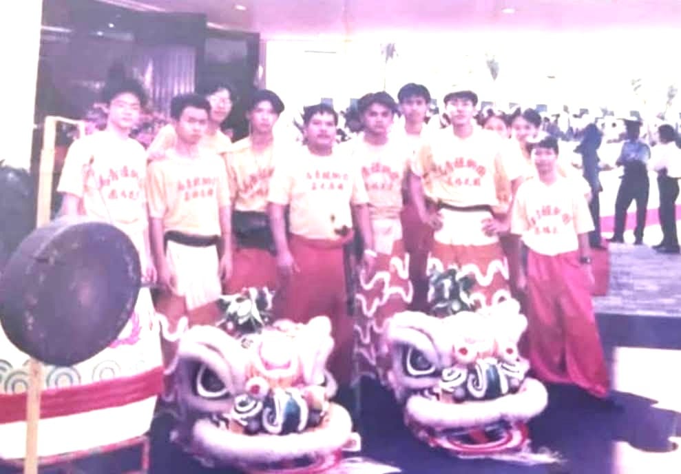 **已签发**柔：封面：这些人那些事〡大旗、高跷、神将  新山洪扬体育会登国际舞台