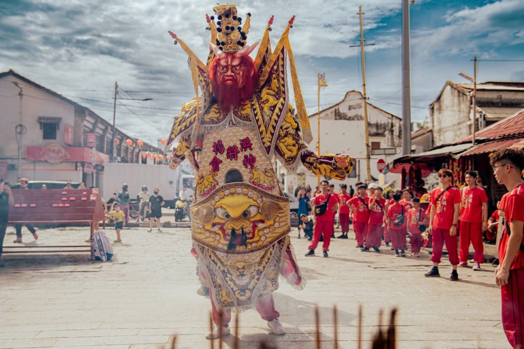 **已签发**柔：封面：这些人那些事〡大旗、高跷、神将  新山洪扬体育会登国际舞台