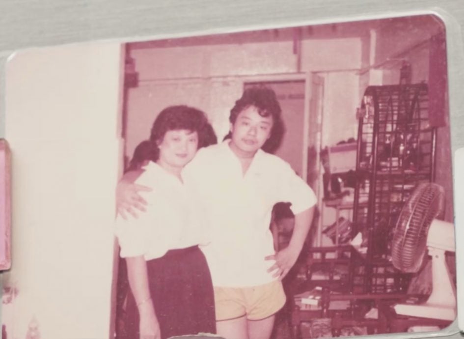 *已签发*柔：狮城二三事：不愿送中风夫进养老院  狮城七旬妻兼两职亲照料