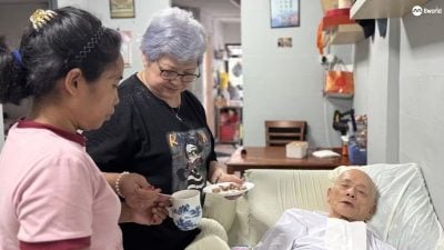 不愿送中风夫进养老院  狮城七旬妻兼两职亲照料