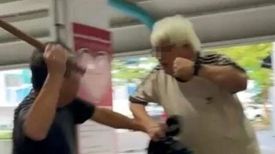 狮城2阿叔食肆拳棍相向   双双受伤遭逮捕