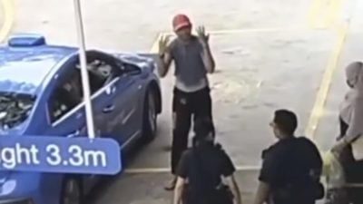 视频 | 男子被指举止古怪 边跳舞边“指挥’交通被捕