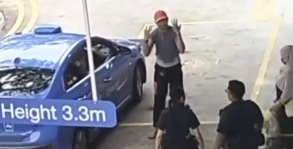 *已签发*柔：狮城二三事：男子被指举止古怪 边跳舞边“指挥’交通被捕