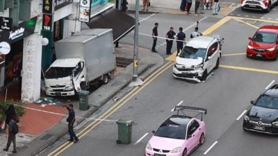 罗里撞汽车 冲上五脚基