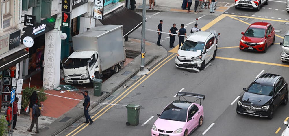 *已签发*柔:狮城二三事:罗里撞汽车 冲上五脚基