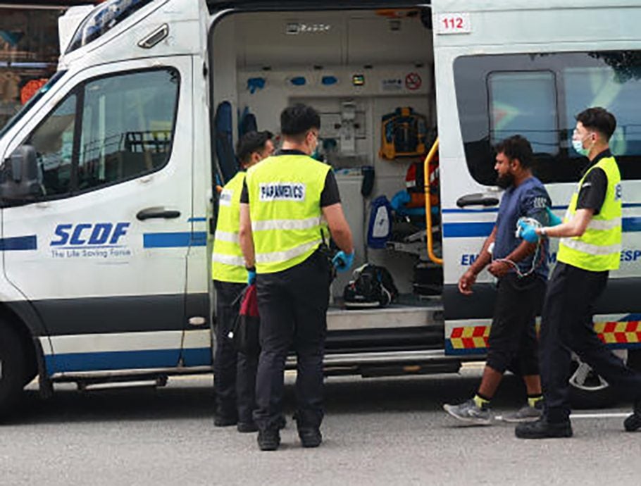 *已签发*柔:狮城二三事:罗里撞汽车 冲上五脚基