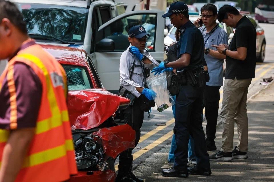 *已签发*柔:狮城二三事:躲避狮城巡警开车冲撞4车 肇祸男驾驶仍在逃