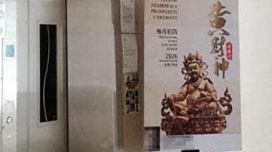 阿窿送水泥寄花圈   狮城男子不堪骚扰报警