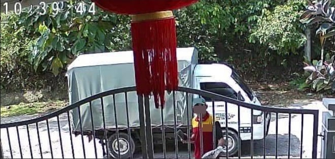 **已签发**柔：猴子顺走包裹  网民：还好有监控则送货员惨了