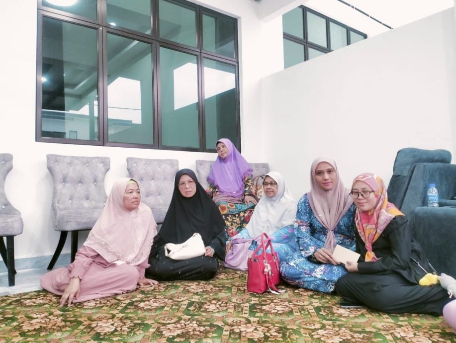 **已签发**柔:皮卡车猛撞罗里遭削顶 司机看不到第三孩子出世了