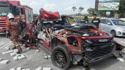 皮卡车猛撞罗里遭削顶  司机看不到第三孩子出世了